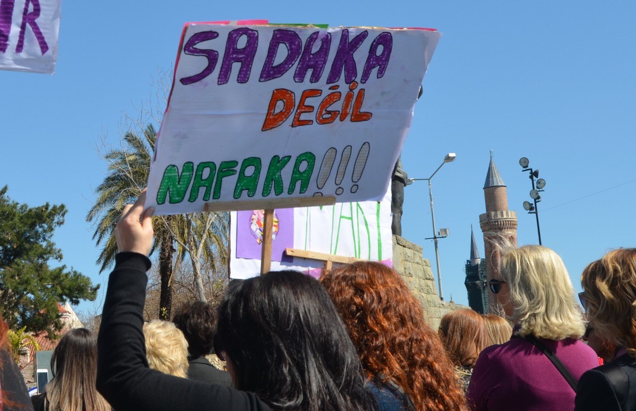 “Kadınları yoksulluğa mahkum etmeyin”